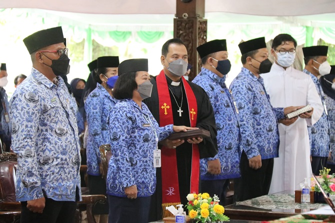 PENYEGARAN : Bupati Blora Arief Rohman melantik ratusan pejabat struktural dilantik menjadi fungsional kemarin. (SUBEKAN/RADAR KUDUS)