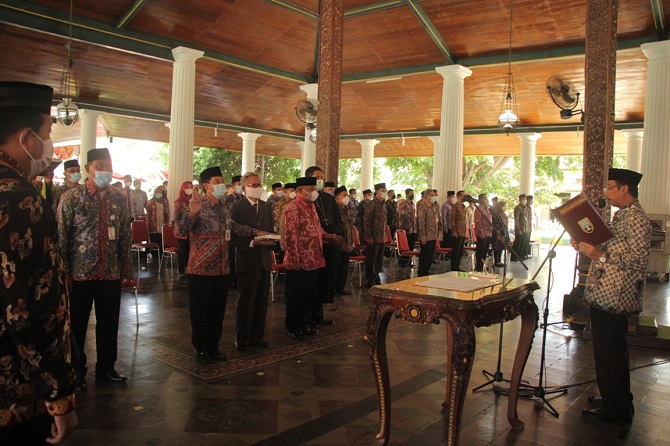 SUMPAH JABATAN: Bupati Rembang Abdul Hafidz melantik dan mengambil sumpah dan janji 196 pejabat baru yang dilantik di Pendapa Museum Kartini kemarin. (WISNU AJI/RADAR KUDUS)