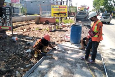 BANGUN HALTE BUS: Para pekerja masih memproses pembangunan halte bus Trans Jateng Rute Semarang-Grobogan. (ISTIMEWA FOR RADAR KUDUS)