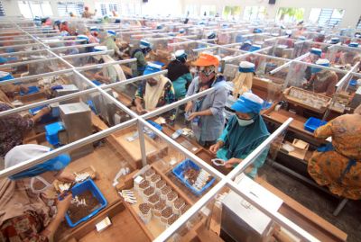 BAKAL LEBIH RAMAI: Pekerja di pabrik Djarum sedang bekerja saat masa PPKM dengan menerapkan prokes. (DONNY SETYAWAN/RADAR KUDUS)
