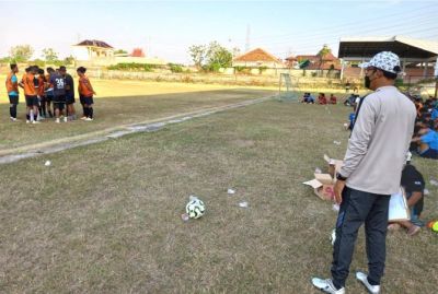 PANTAU SELEKSI: Pelatih PSIR Rembang Hadi Surento memantau proses seleksi pemain yang bakal masuk menjadi pemain inti. VACHRI RINALDY LUTFIPAMBUDI/RADAR KUDUS