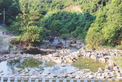 CARI IKAN: Sejumlah anak-anak memanfaatkan sungai aliran waduk Panohan Gunem untuk bermain dan mencari ikan. (VACHRI RINALDY L/RADAR KUDUS)