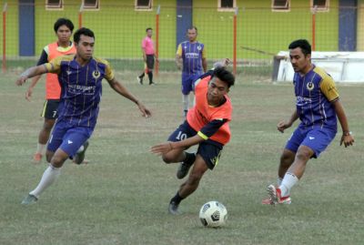 UNGGUL: Pemain Persiku beradu dengan Klub Mitsubshi dilaga ujicoba di Stadion Wergu Wetan, Kudus, kemarin sore. Tim Macan Muria menang 3-0. (GALIH ERLAMBANG WIRADINATA/RADAR KUDUS)