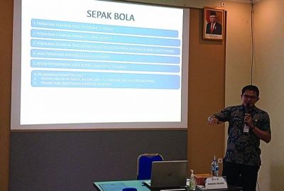 FOKUS: Cucun Sulistyo saat mengikuti seleksi kepelatihan di depan manajemen Persiku, beberapa hari lalu. (EKO SANTOSO/RADAR KUDUS)