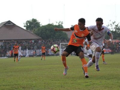 DUEL: Pemain PSIR (oranye) mencoba mempertahankan bola saat berlaga Stadion Krida Rembang musim lalu. (DONY SETIAWAN/RADAR KUDUS)