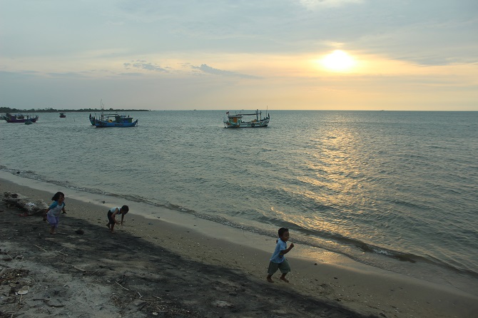 CERIA: Anak-anak berlarian di bibir Pantai Pungkruk, Mororejo, Mlonggo, belum lama ini. (MOH. NUR SYAHRI MUHARROM/RADAR KUDUS)
