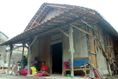 KURANG LAYAK: Penampakan salah satu RTLH di Desa Karanganyar, Kecamatan Welahan. Tahun ini ada 150 unit RTLH direnovasi dengan bankeu provinsi. (MOH. NUR SYAHRI MUHARROM/RADAR KUDUS)
