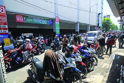 MACET: Kantong parkir di belakang Ramayana menjadi pemicu kemacetan lalu lintas. (DONNY SETYAWAN/RADAR KUDUS)