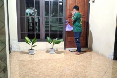 BERBAGI: Salah satu relawan yang sedang membagikan paket makanan kepada warga yang isoman. (INTAN MAYLANI SABRINA/RADAR KUDUS)