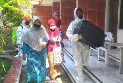 TERTIB: Sejumlah warga mengikuti isolasi terpusat di salah satu hotel di Rembang. (VACHRI RINALDY L/RADAR KUDUS)