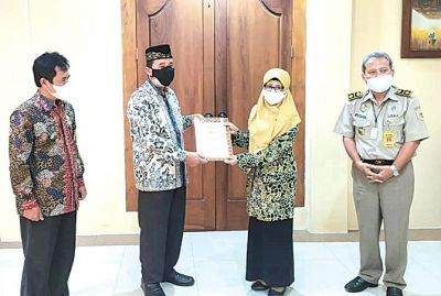 SERAH TERIMA: Penyerahan sertifikat tanah makam di Desa Turusgede Kecamatan Rembang dari Badan Pertanahan Nasional (BPN) ke DPKP, di Rumah Dinas Bupati Rembang, kemarin (3/8). (HUMAS PEMKAB FOR RADAR KUDUS)