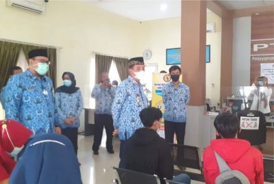 KUNJUNGAN: Bupati Rembang Abdul Hafidz dan Wakil Bupati Muhammad Hanies Cholil Barro menyambangi kantor DPMPTSP Naker Rembang beberapa waktu lalu. (VACHRI RINALDY L/RADAR KUDUS)