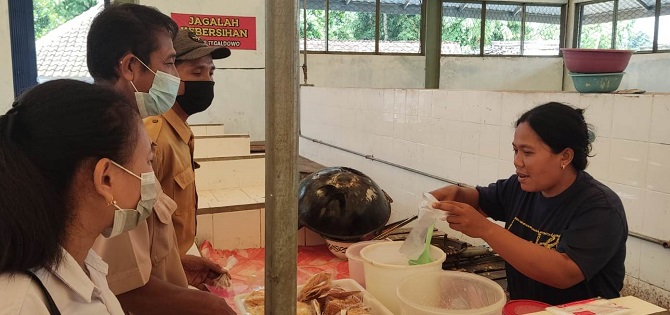 DIAMBIL SAMPLE: Petugas dari Dinindagkop UKM mengambil sample makanan dari salah satu pasar tradisional kemarin. (KABID PERDAGANGAN FOR RADAR KUDUS)