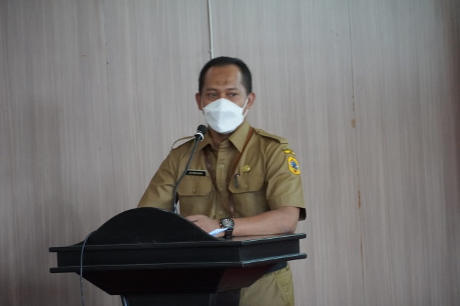 SOSIALISASI: Sekda Pati Jumani membuka rapat sosialisasi Peraturan Bupati (Perbup) Badan Layanan Umum Daerah (BLUD) Unit Pelaksana Teknis (UPT) Puskesmas kemarin. (PROKOMPIM PATI FOR RADAR KUDUS)