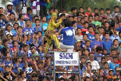 PERSIKU HARUS EKSIS LAGI: Supporter SMM Kudus mendesak kepada Koni Kudus untuk segera melakukan konsolidasi agar Persiku bisa kembali eksis berlaga di Stadion Wergu untuk mengobati rindu pecinta sepakbola. (DONNY SETYAWAN/Radar Kudus)