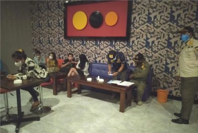 DITERTIBKAN: Petugas Satpol PP Rembang bersama Polres Rembang saat melakukan operasi kafe karaoke pandemic yang kepergok beroperasi di tengah PPKM Mikro Darurat, Sabtu malam lalu. (SATPOL PP FOR RADAR KUDUS)