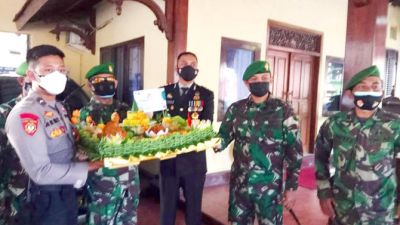 SURPRISE: Perwira Kodim 0720 Rembang berikan surprise Kepada&nbsp; Kapolres Rembang AKBP Kurniawan Tandi Rongre berupa nasi kuning kembul ayam ingkung. (RADAR KUDUS PHOTO)