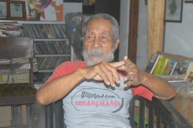 ZAMAN NOW: Soesilo Toer saat menceritakan kehidupannya di Rusia. Hidup kaya raya dan dikelilingi cewek-cewek cantik.