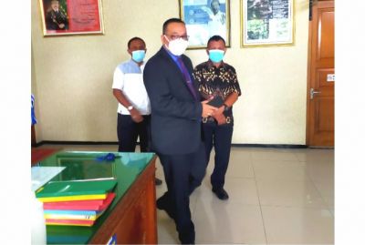 BERI KETERANGAN: Kadi Sukarno, pengacara tersangka Sofaat dan Warso saat diwawancarai setelah pemeriksaan di Kejaksaan Negeri Blora. (SUBEKAN/RADAR KUDUS)