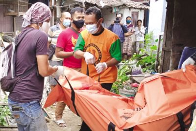 TAK TERTOLONG: Jenazah Sutopo diangkat tim inafis dari Polres Kudus kemarin. EKO SANTOSO/RADAR KUDUS