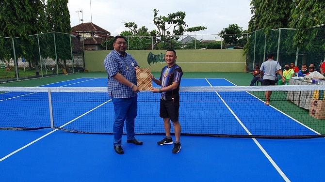 Ketua Pelti Pati Joni Kurnianto secara simbolis menyerahkan hasil renovasi lapangan tenis kepada Dandim 0718/Pati Letkol Czi Adi Ilham Zamani kemarin.  (ACHMAD ULIL ALBAB/RADAR KUDUS)