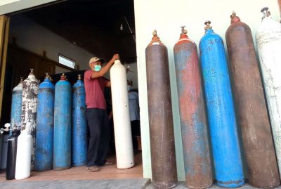 MENINGKAT: Masyarakat umum mengisi ulang oksigen di salah satu agen refill oksigen di Desa Demeling, Mlonggo, Jepara, kemarin. (MOH. NUR SYAHRI MUHARROM/RADAR KUDUS)