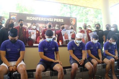 MENUNDUK: Lima tersangka penganiayaan taruna PIP Semarang berhasil ditangkap anggota Polrestabes Semarang. NUR CHAMIM/RADAR SEMARANG
