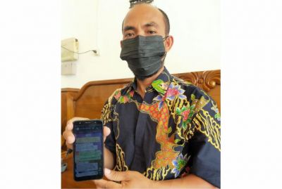 TERTIPU: Mudjijanto, korban penipuan menunjukkan percakapan dengan oknum yang mengatasnamakan Wabil Bupati Blora kemarin. (SUBEKAN/RADAR KUDUS)