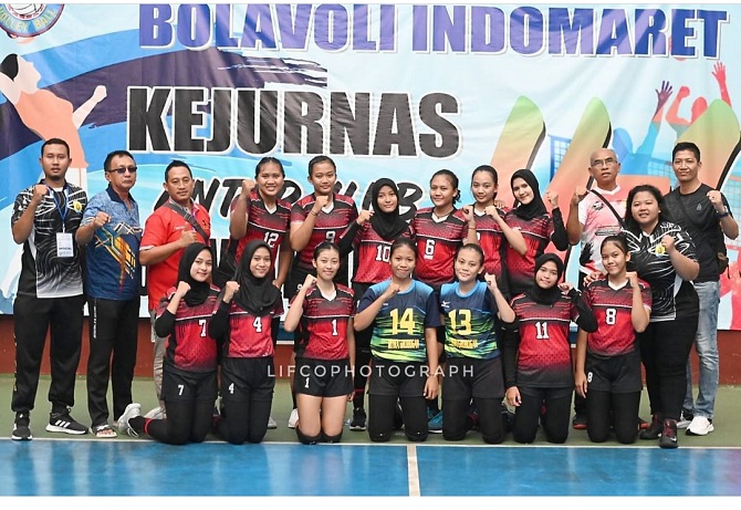 JUARA TIGA: Tim bola voli putra JVC dan putri Mitra Purwodadi Kabupaten Grobogan berhasil menjadi juara tiga pada Kejurnas U-17 di Sidoarjo, Jawa Timur. (PBVSI FOR RADAR KUDUS)