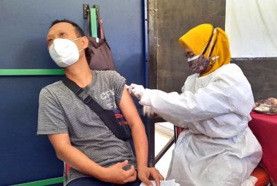 SUNTIK VAKSIN: Warga Desa Demaan, Kota, Kudus saat mengikuti vaksinasi di Balai Desa baru-baru ini. (INDAH SUSANTI/RADAR KUDUS)