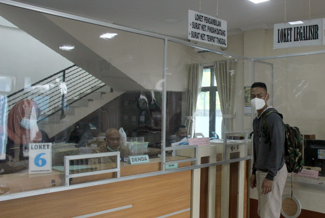 KONSULTASI: Masyarakat mengurus berkas kependudukan di kantor Disdukcapil Jepara sebelum diberlakukan PPKM Level 2 dan 3 di Jepara. (MOH. NUR SYAHRI MUHARROM/RADAR KUDUS)