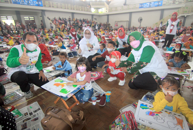 MERIAH: Para peserta Festival Mewarnai kedatangan Direktur Jawa Pos Radar Baehaqi dan Bunda PAUD Kabupaten Blora Ainia Shalichah di GOR Mustika Blora kemarin. (DONNY SETYAWAN/RADAR KUDUS)