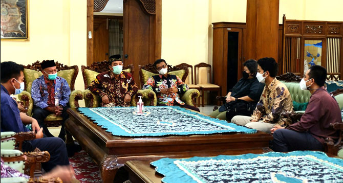 GARAP POTENSI DAERAH: Tim Design Ethnography Laboratorium ITB, Bupati Rembang Abdul Hafidz, OPD Rembang, serta perwakilan komunitas Rembang audiensi di Pendapa Kabupaten Rembang baru-baru ini. (ITB FOR RADAR KUDUS)