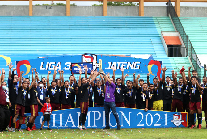 BERJUANG KERAS: Para pemain Persipa Pati saat selebrasi juara Liga 3 Jawa Tengah musim ini di Stadion Moch Subroto Kota Magelang sore kemarin. (PERSIPA PATI FOR RADAR KUDUS)