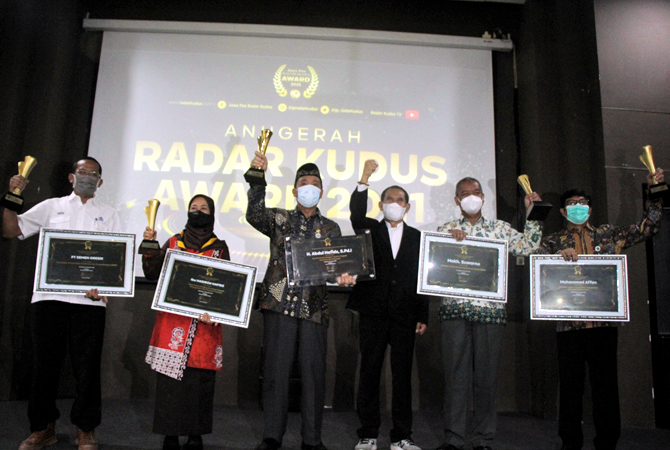 TERIMA RADAR KUDUS AWARD: Dari kiri, Kelala Unit Komunikasi dan CSR PT SG Dharma Sunyata, Ketua Kwarran Hasiroh Hafidz, Bupati Rembang Abdul Hafidz, Direktur Radar Kudus Baehaqi, Dirut PT PBR BKK Lasem Moch. Suwarno, dan Direktur PDAM Rembang M. Affan. (V