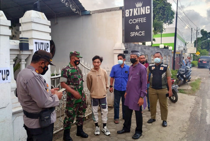 KOORDINASI: Polsek, danramil, dan jajaran Pemerintah Desa Manyargading berada di lokasi kejadian kericuhan belum lama ini. (SATRESKRIM FOR RADAR KUDUS)