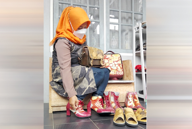KULIT ECOPRINT: Produk kulit ecoprint siap dijual. (ARIKA KHOIRIYA/RADAR KUDUS)