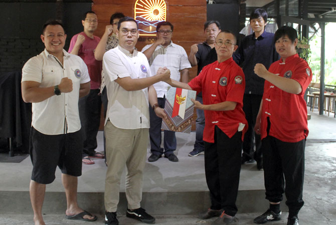 SIAP BERSAING: Wakil Ketua Wakil Ketua Umum DPD AKTI Jateng Tjia Eng Bie memberikan SK kepengurusan kepada Ketua DPC AKTI Kudus Valerie Yudistira Pramudya kemarin. (GALIH ERLAMBANG W/ Radar Kudus)