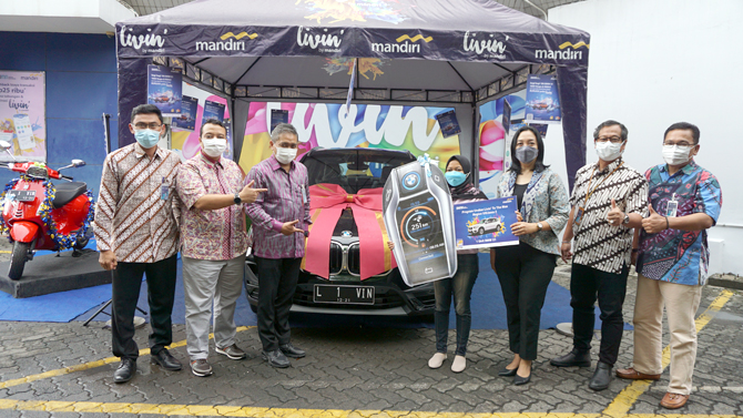 HAPPY ENDING: Kepala Bank Mandiri Cabang Kudus Prastyono (tiga kiri) bersama Apriyudi AFT Mgr Winoto (dua kiri), AO Mgr Abu Hanafiah (satu kiri) foto bersama Pemenang BMW X1Iin Agus Yuliani (tengah) didampingi Area Head Bank Mandiri Sulistriana (satu dari