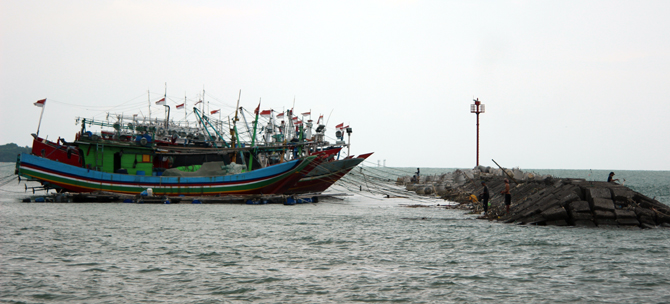 PADAT: Kapal-kapal bersandar di deretan break water yang baru rampung pengerjaannya di sekitar Pelabuhan Kartini kemarin. (MOH. NUR SYAHRI MUHARROM/RADAR KUDUS)