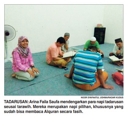 TADARUSAN: Arina Faila Saufa mendengarkan para napi tadarusan seusai tarawih. Mereka merupakan napi pilihan, khususnya yang sudah bisa membaca Alquran secara fasih.