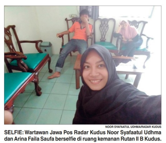 SELFIE: Wartawati Jawa Pos Radar Kudus Noor Syafaatul Udhma dan Arina Faila Saufa berselfie ketika di ruang keamanan Rutan Kelas II B Kudus.