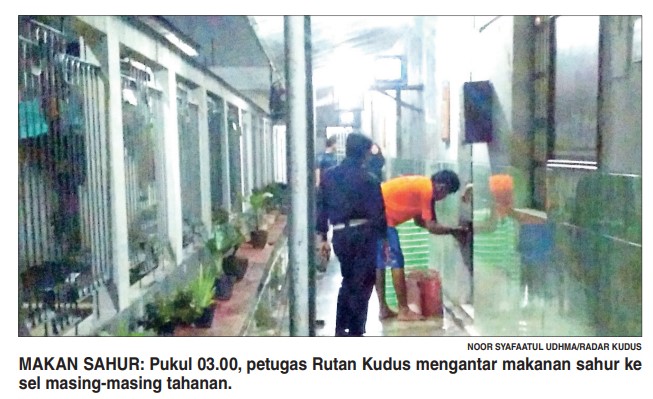MAKAN SAHUR: Pukul 03.00, petugas Rutan Kudus mengantar makanan sahur ke sel masing-masing tahanan.