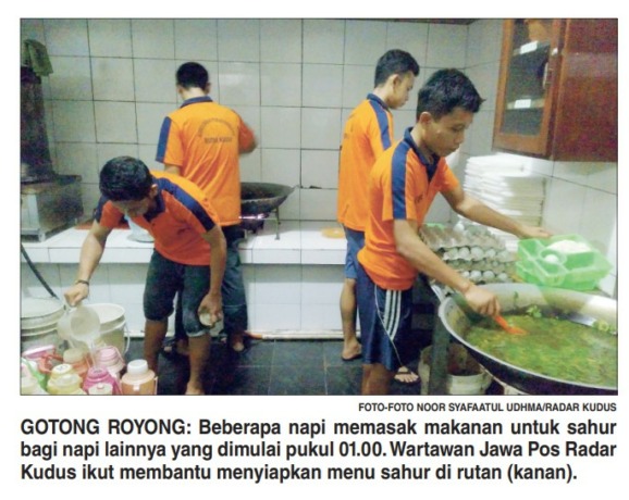 GOTONG ROYONG: Beberapa napi memasak makanan untuk sahur pada saat bulan Ramadan. (ISTIMEWA/RADAR KUDUS)