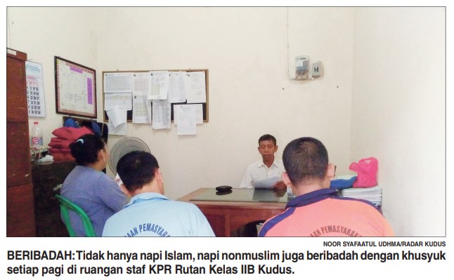 BERIBADAH: Tidak hanya napi islam, napi nonmuslim juga beribadah dengan khusyuk setiap pagi di ruangan staf KPR Rutan Kelas IIB Kudus.