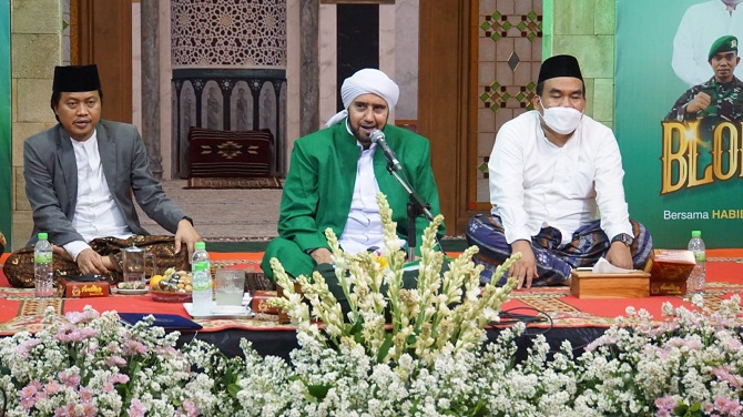 MAUIDHO HASANAH: Habib Syech dalam Blora Bersholawat dalam rangkaian kegiatan Hari Ulang Tahun ke 272 Blora,.
