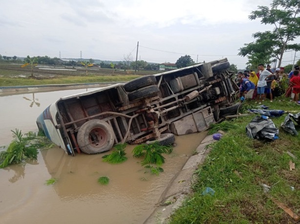 NYEMPLUNG SUNGAI: Mini bus bernopol K 1152 F oleng ke sungai di Desa Jeketro, Gubug, Grobogan, kemarin. Kaca bus terpaksa dipecah agar penumpang bisa keluar. (INTAN MAYLANI SABRINA/RADAR KUDUS)