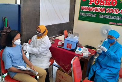 DISUNTIK PETUGAS: Remaja Desa Demaan, Kota, Kudus Aisya ikut divaksin di balai desa kemarin. (INDAH SUSANTI/RADAR KUDUS)
