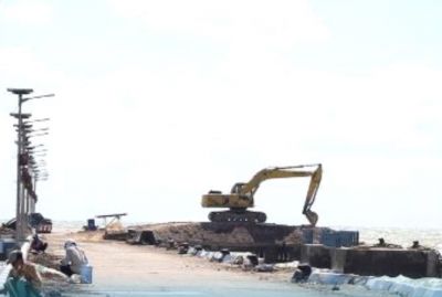 DERMAGA: Pekerja merenovasi area dermaga di Pelabuhan Sluke. (WISNU AJI/RADAR KUDUS)