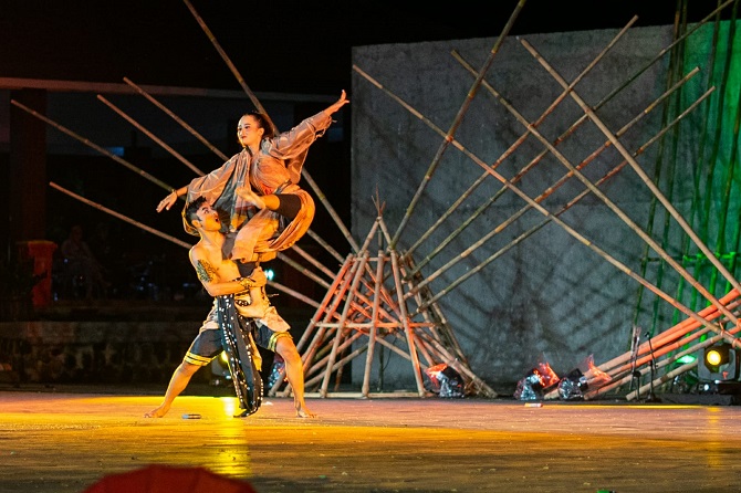 MAKSIMAL: Negro Plangton Firdaus (bawah) tampil di Festival Payung Indonesia kemarin. (DOKUMEN PRIBADI)